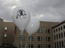 Free Lenoard Peltier Balone vor der US Botschaft