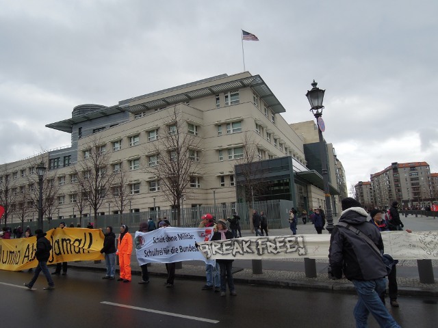 Aktion Das Laengste Berliner Transparent auf der Welt vor der US-Botschaft